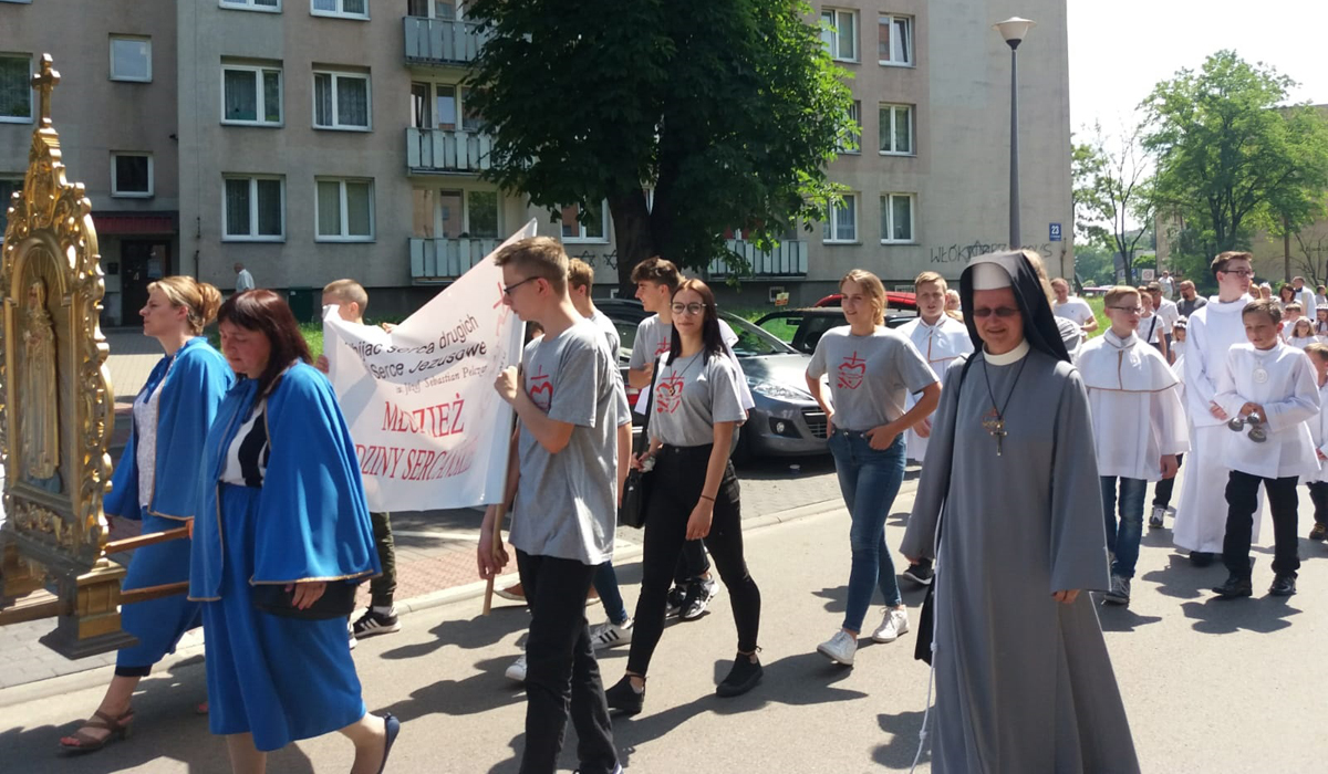 Sercańska młodzież na procesji Bożego Ciała w Częstochowie